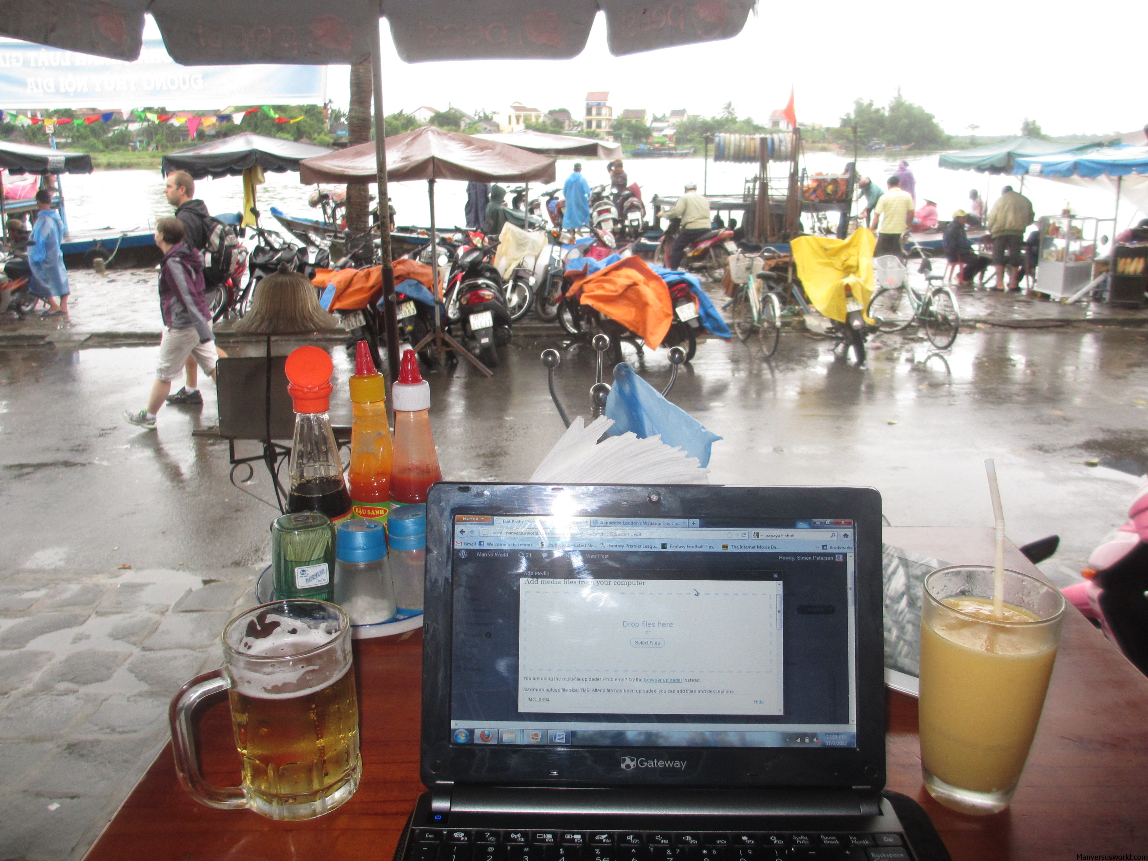 Blogging with a beer in Hoi An, Vietnam